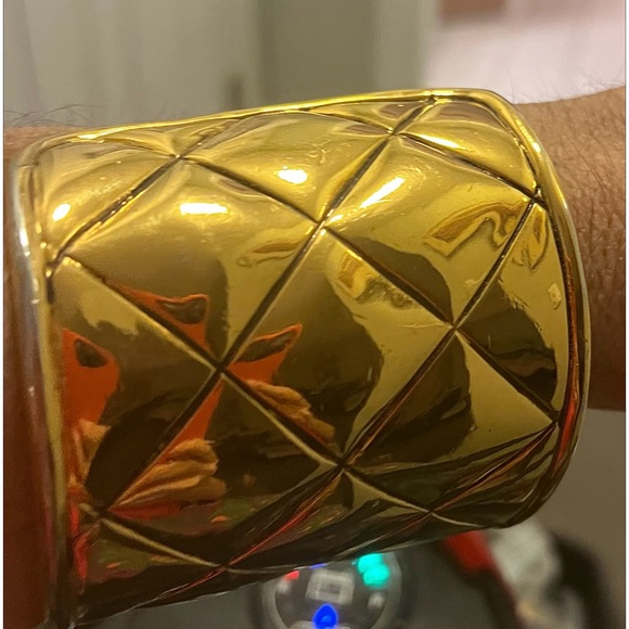 AUTHENTIC CLASSIC CHANEL MATELASSE CUFF- 24kt GOLD PLATED - Picture 9 of 10